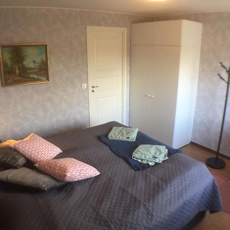 Dubbelrum Med Extrasaeng Pa Markplan I Lugnt Villaomrade Малмьо Екстериор снимка